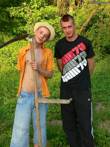 O lindo garoto Peter Nagy e o jovem Robo Novak fazem amor ao ar livre