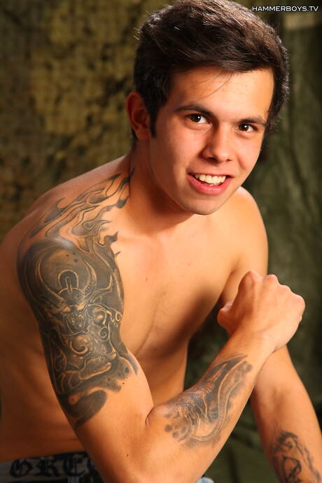 Stoere kerel Patrik Green speelt met pik