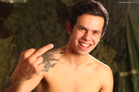 Stoere kerel Patrik Green speelt met pik