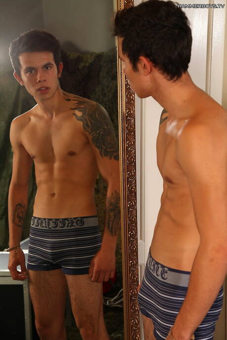 タフガイのパトリック・グリーンがチンポで遊ぶ