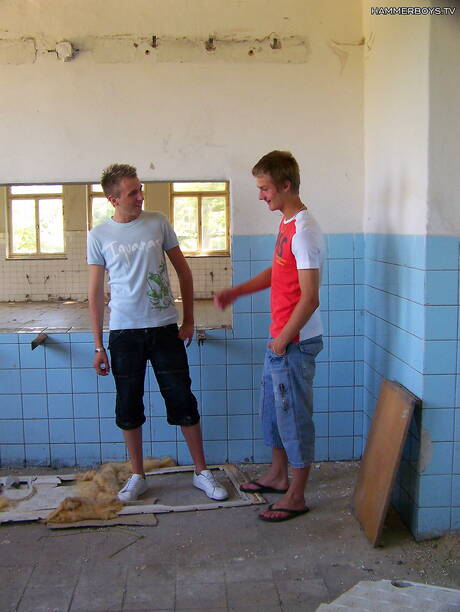 Le jeune mec Franky Soluna et le jeune mec Ricko Novy dans une baise torride