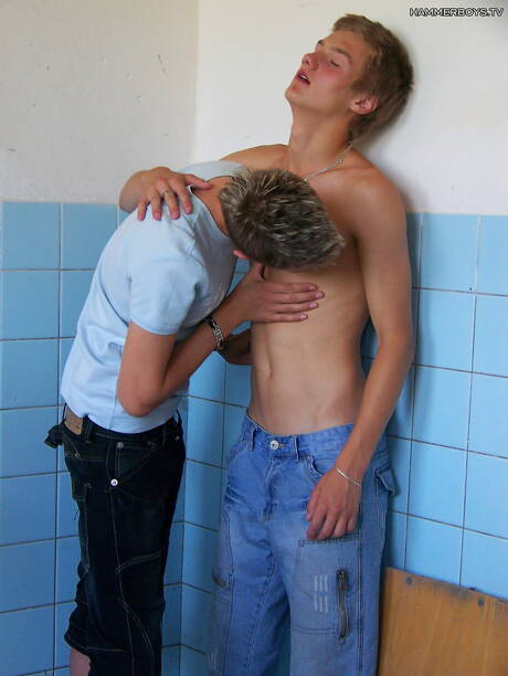 Le jeune mec Franky Soluna et le jeune mec Ricko Novy dans une baise torride
