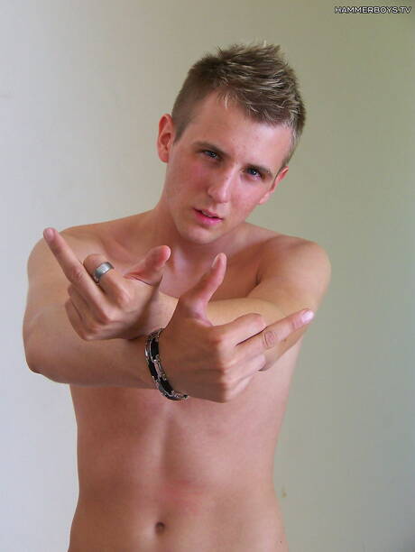 Le jeune mec Franky Soluna et le jeune mec Ricko Novy dans une baise torride