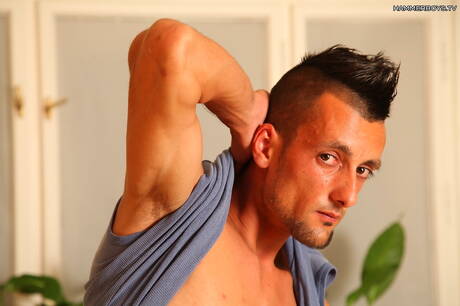 Superstud Riko Stylo toont een perfect lichaam