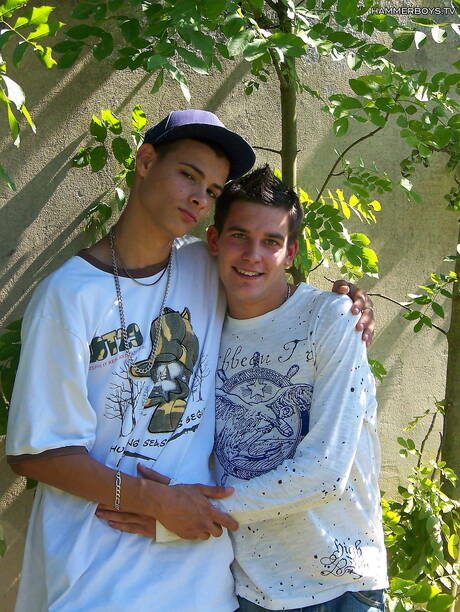 El joven Andrei Karenin y el joven Jack Bloom tienen sexo caliente en pareja al aire libre
