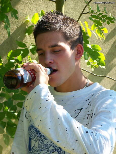 El joven Andrei Karenin y el joven Jack Bloom tienen sexo caliente en pareja al aire libre