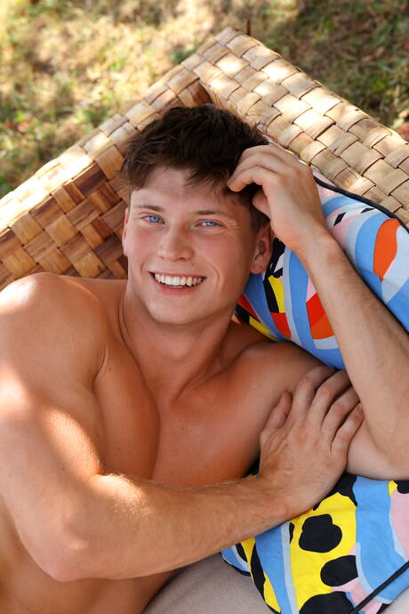 強豪トリスタン・ヘイルが屋外で筋肉ボディを披露