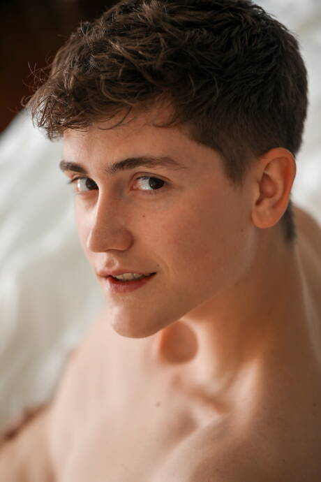 力持ちのビリー・クーガンがヌードでセクシーなお尻を披露