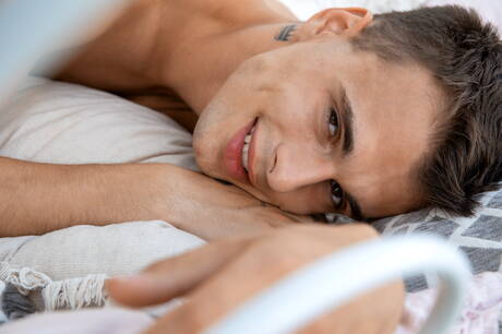 力持ちのチャンドラー・スワンソンが裸でポーズをとり、タイトなお尻を屋外に見せている