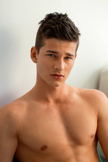 タフガイのヴァレンティン・マヌリーが服を脱いで素敵なお尻を見せる