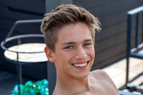 Freshmen: Strongman John Leto and husky guy Freddy Mcqueen have a good sex at the pool