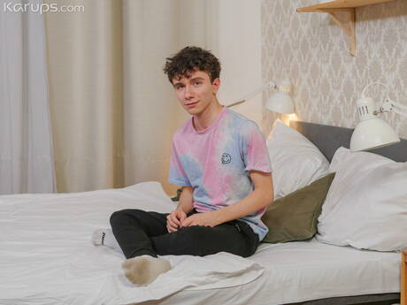 Der junge Kai Danvers zeigt einen perfekten Körper