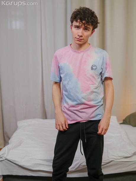 Der junge Kai Danvers zeigt einen perfekten Körper