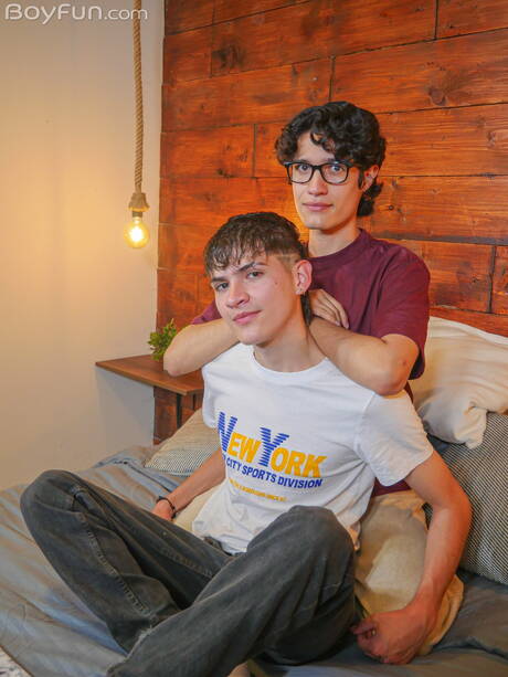 Gorący twink Danny Collins i gorący twink Jean Farelo ruchają się w dupę po ssaniu kutasa