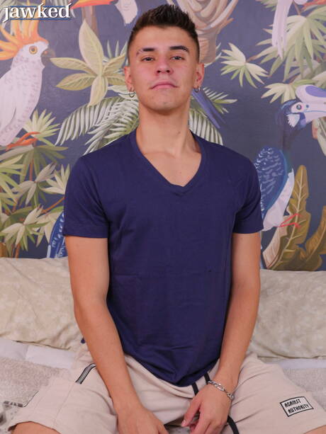 Der junge Angel Santi zieht sich aus und zeigt seinen knackigen Hintern