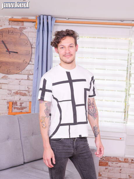 Venezuelan beefy Andy Stevens posing naked and showing hot butt