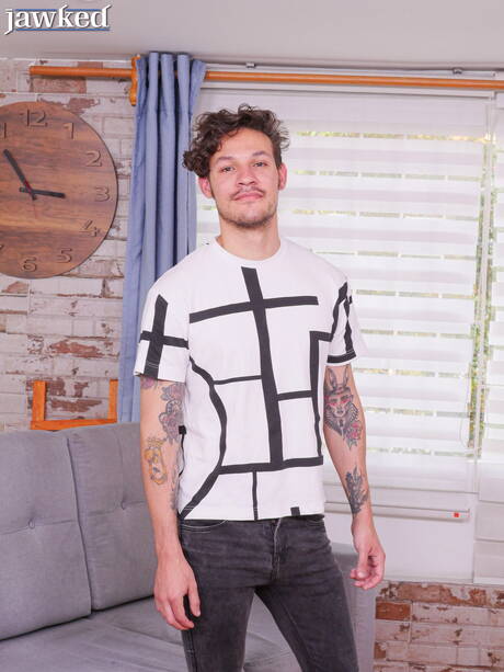 Venezuelan beefy Andy Stevens posing naked and showing hot butt