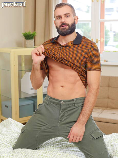 Der italienische Muskelprotz Wolf Rayet wichst seinen Schwanz