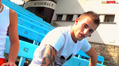 Dobrze zbudowany Joseph Mercury i muskularny Roberto Mercury masturbują się na zewnątrz