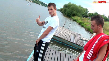 Dobrze zbudowany Joseph Mercury i muskularny Roberto Mercury masturbują się na zewnątrz