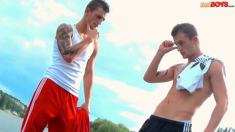 Dobrze zbudowany Joseph Mercury i muskularny Roberto Mercury masturbują się na zewnątrz