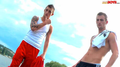Dobrze zbudowany Joseph Mercury i muskularny Roberto Mercury masturbują się na zewnątrz