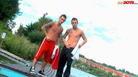 Dobrze zbudowany Joseph Mercury i muskularny Roberto Mercury masturbują się na zewnątrz