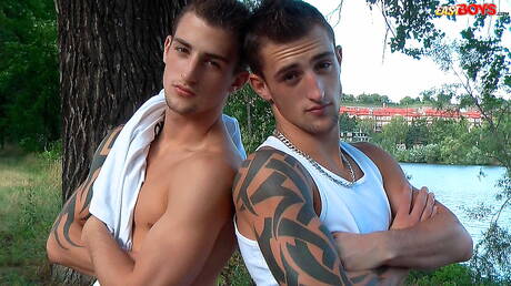Dobrze zbudowany Joseph Mercury i muskularny Roberto Mercury masturbują się na zewnątrz