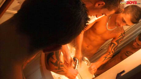 Dobrze zbudowany Joseph Mercury i muskularny Roberto Mercury masturbują się na zewnątrz