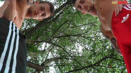 Dobrze zbudowany Joseph Mercury i muskularny Roberto Mercury masturbują się na zewnątrz