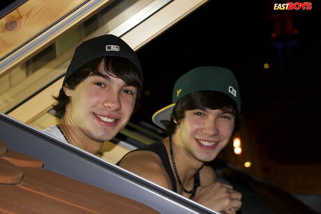 Un joven Aston Twins se masturba la polla