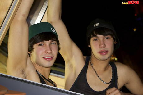 Un joven Aston Twins se masturba la polla