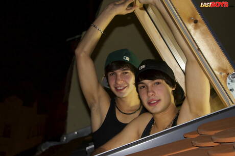 Un joven Aston Twins se masturba la polla