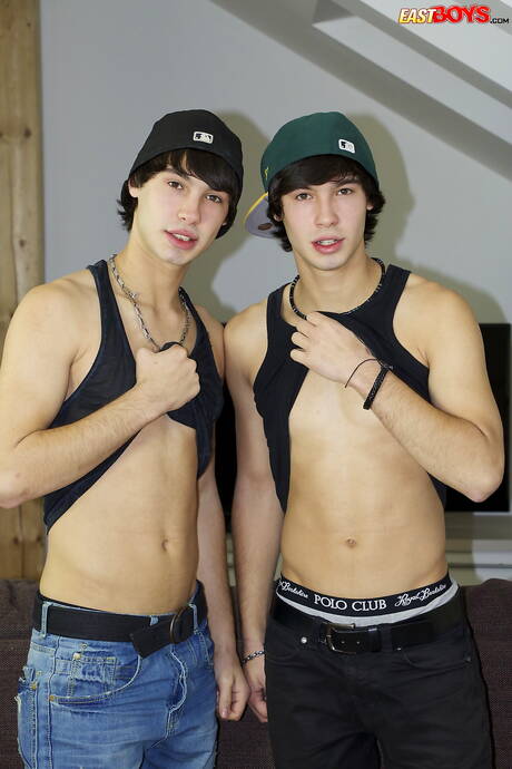 Un joven Aston Twins se masturba la polla