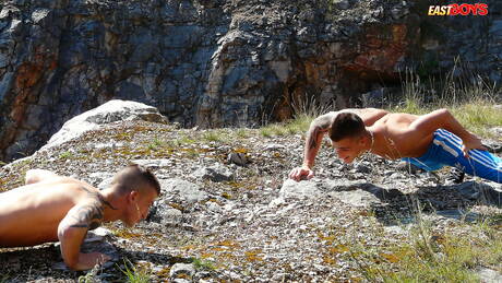 Muskularny Joseph Mercury i przystojniak Roberto Mercury masturbują się na zewnątrz