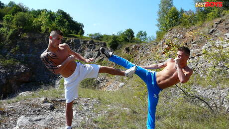 Muskularny Joseph Mercury i przystojniak Roberto Mercury masturbują się na zewnątrz