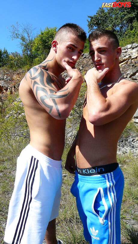 Muskularny Joseph Mercury i przystojniak Roberto Mercury masturbują się na zewnątrz
