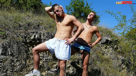 Muskularny Joseph Mercury i przystojniak Roberto Mercury masturbują się na zewnątrz