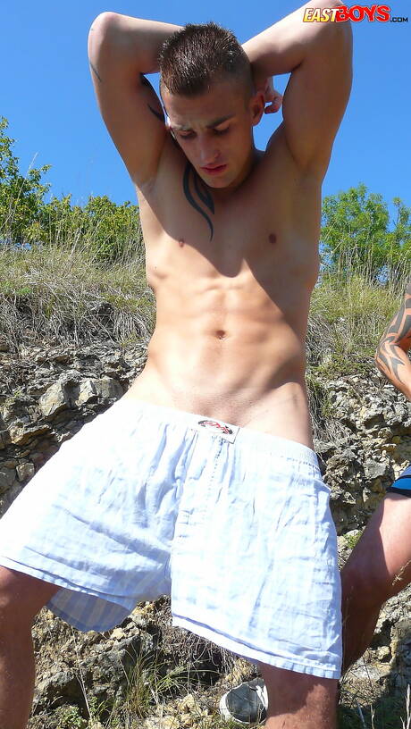 Muskularny Joseph Mercury i przystojniak Roberto Mercury masturbują się na zewnątrz