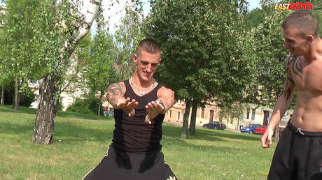 Mięśniak Joseph Mercury i mięśniak Roberto Mercury pozują nago na zewnątrz