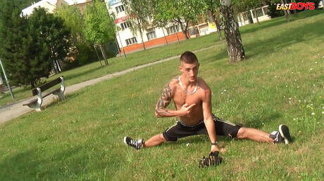 Hammer Boys: Mięśniak Joseph Mercury i mięśniak Roberto Mercury pozują nago na zewnątrz