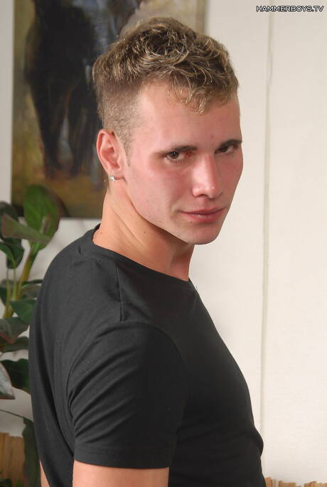 Der junge Roman Horbath zeigt einen schönen Körper