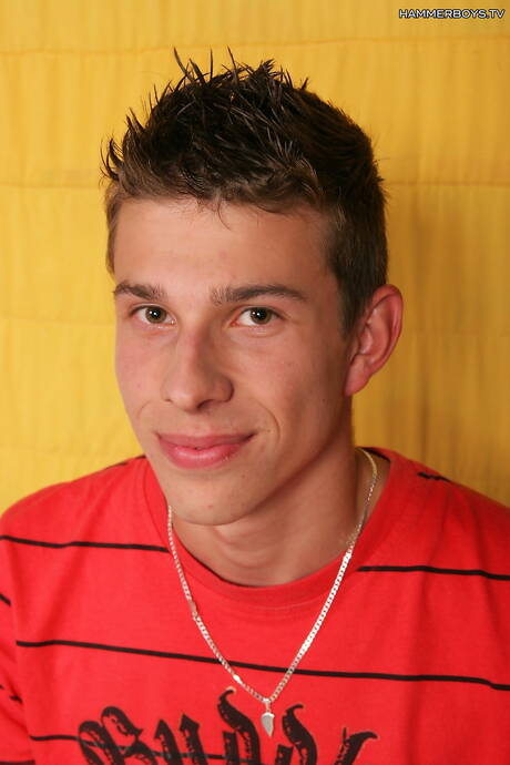 Der bullige Tom Habera zeigt einen wunderschönen Körper