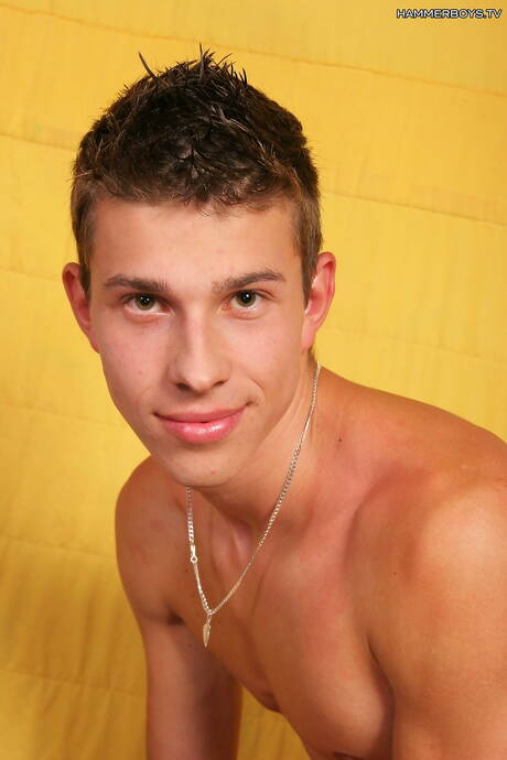 Muskularny Tom Habera pokazuje piękne ciało