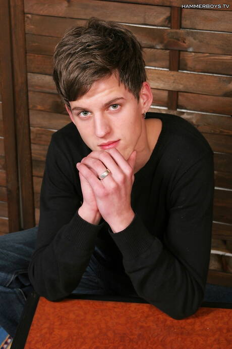 Der junge Robert Green zieht sich aus und zeigt einen schönen Hintern