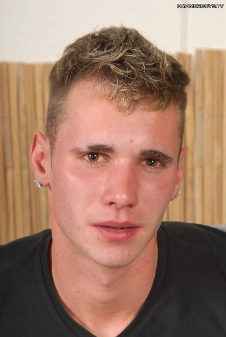 El hermoso chico Honza Jilek muestra un cuerpo perfecto