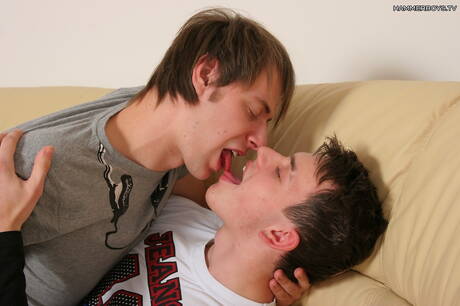 Le jeune garçon Tom Fanto et le beau garçon Zdenek Gola se sucent et se baisent