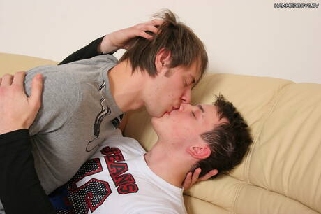 Le jeune garçon Tom Fanto et le beau garçon Zdenek Gola se sucent et se baisent