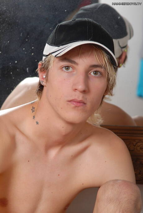 Le beau garçon Dan Toth et le jeune Jan Hovorka ont une bonne fellation