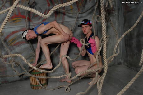 年輕的帕爾默·劉易斯和帥哥拉德克·科拉爾用拳頭猛戳屁股